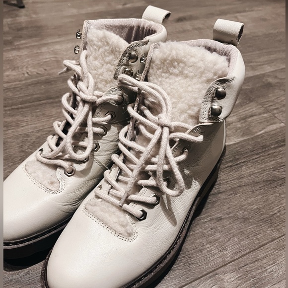 Shoe The Bear — BEX - Picture 1 of 5